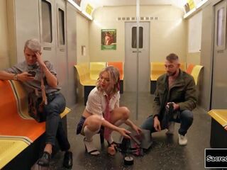 I vogël cica transeksual emma trëndafil barebacks një bloke në një metro