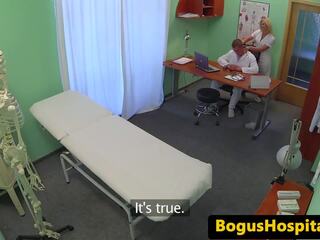 Prsatá les pacient prstoklad zdravotní sestra během zkouška: volný x jmenovitý film 8b
