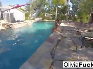 Olivia austin trong các hồ bơi