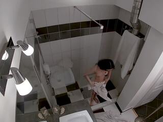 Rejtett kamera - hármasban zuhany, ingyenes x névleges csipesz videó 72 | xhamster