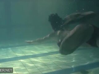 First-rate ยิ่งใหญ่ step-sister แอนนา siskina ด้วย ใหญ่ นม ใน the การว่ายน้ำ