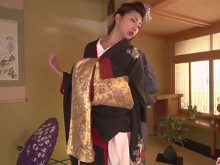 Mdtq merr poshtë të saj kimono për një i madh kar: falas pd seks 9f