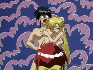 Anime blond seductress fanget naken i seng
